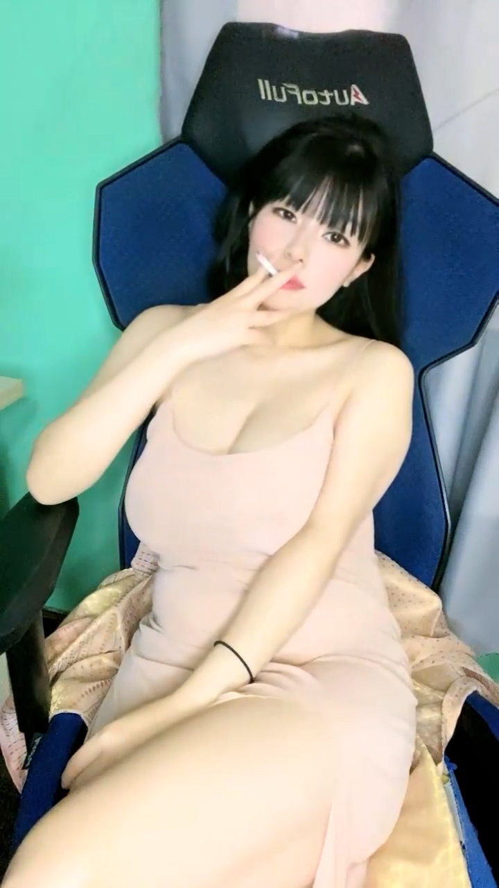 G罩杯巨乳尤物！边看小黄片边自慰！柔软奶子晃动，多毛骚逼跳蛋震动，好舒服嘶嘶声